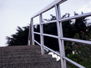 מעקות אלומיניום למדרגות